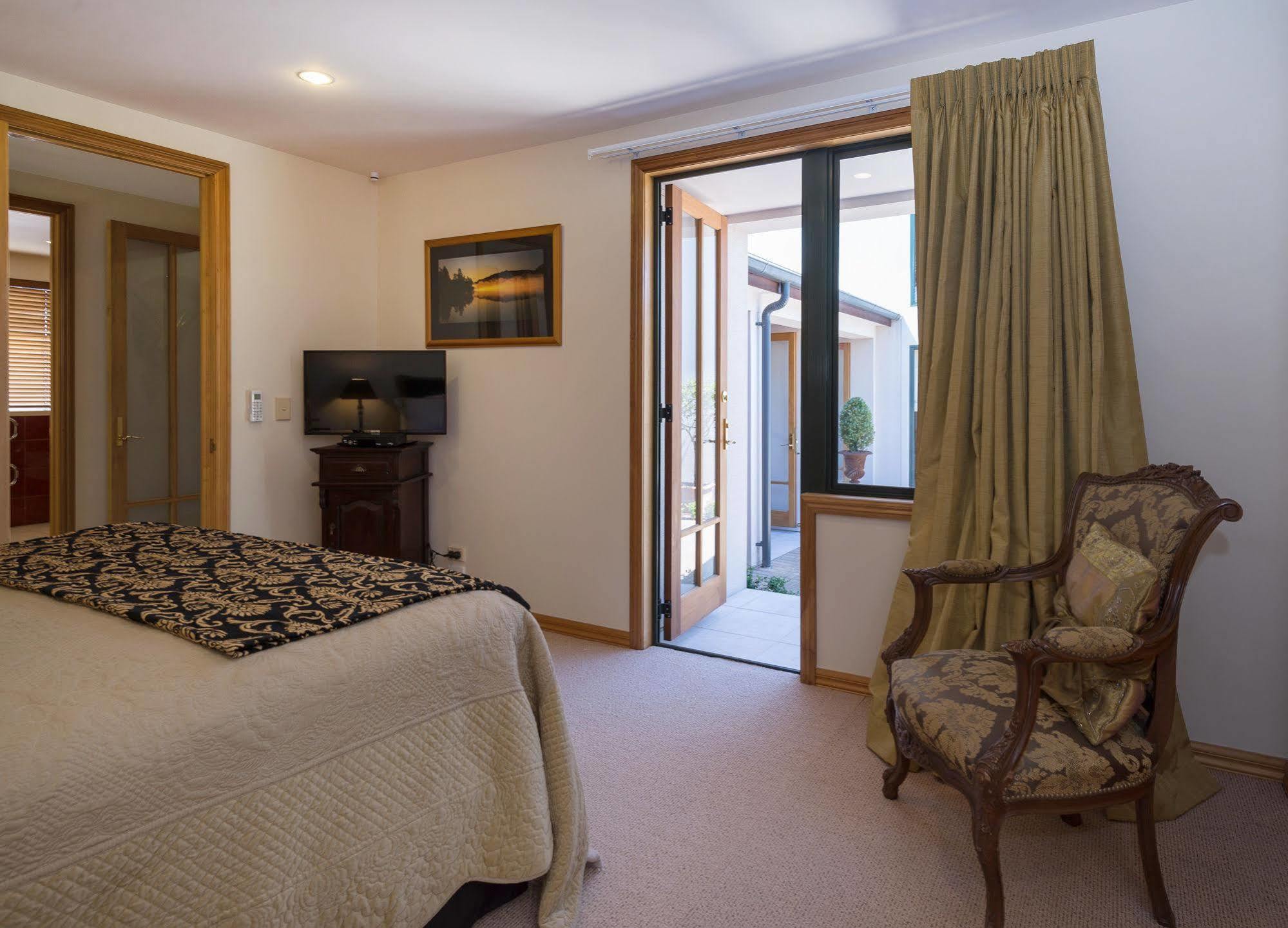The Flying Trout Boutique Lodge Taupo Exterior photo